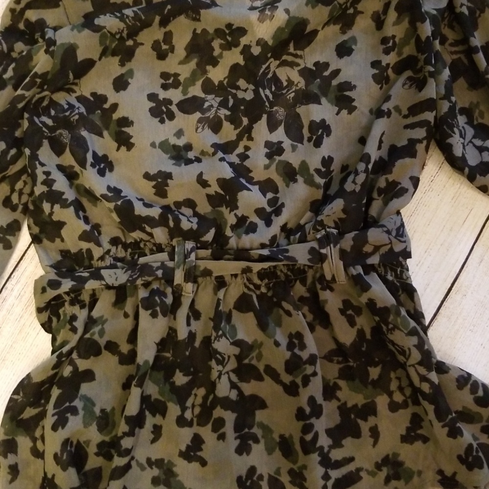 Suzy Shier Blouse with Belt Size Small - Picture 4 of 7